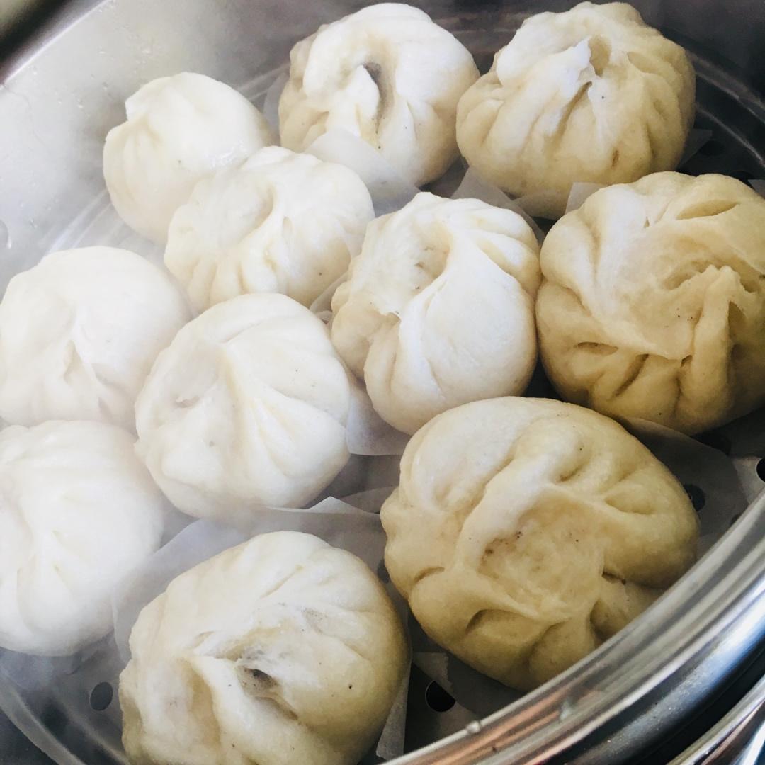 松软多汁的肉包子