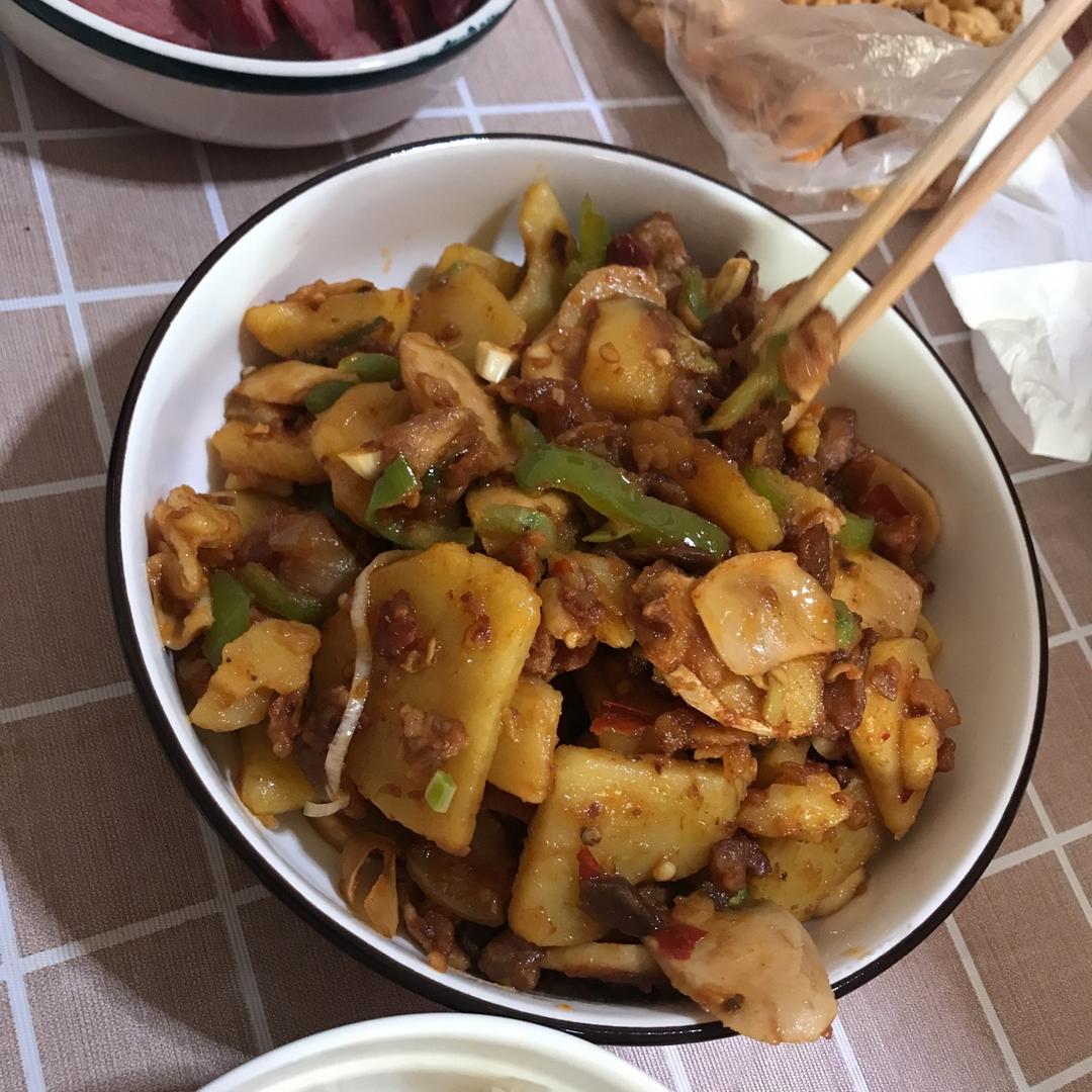 五花肉干煸土豆片