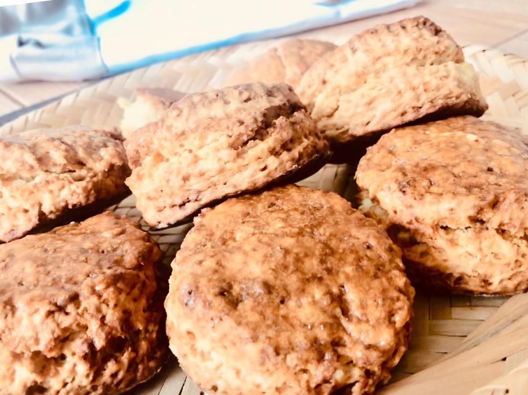 【视频】3分钟 奶油司康Scone(可能是世界上最快手的司康) 消耗淡奶油～