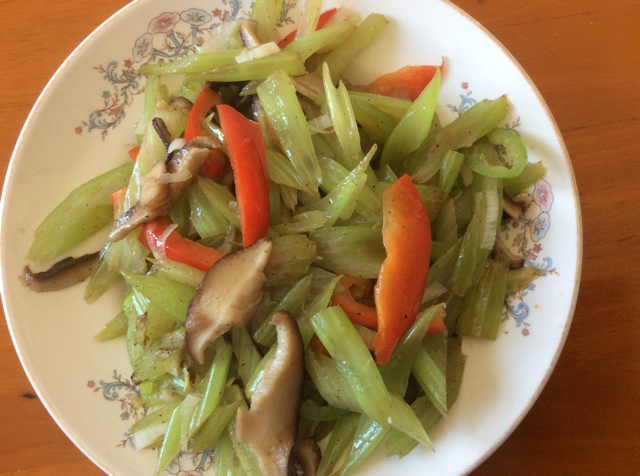 芹菜炒蘑菇