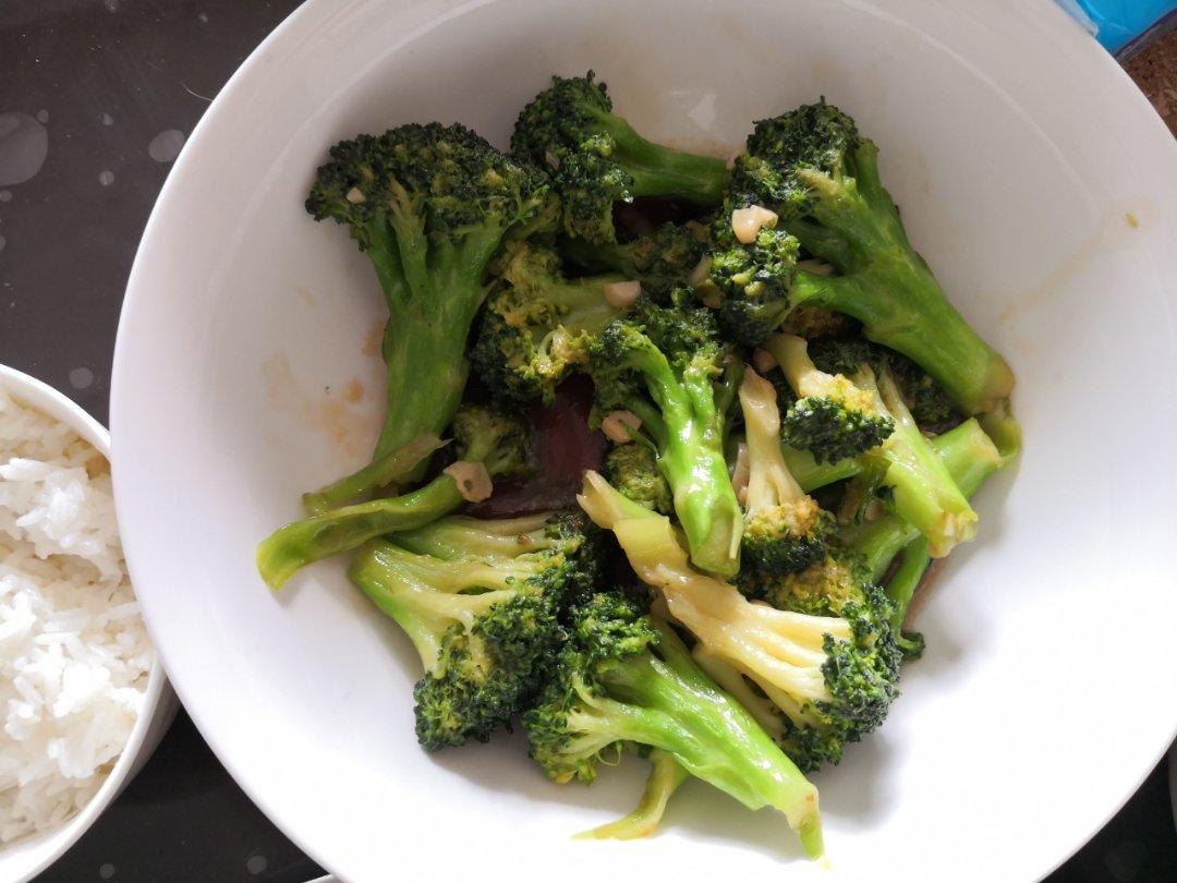 好吃到爆的耗油蒜蓉西兰花(从不修图，喜欢请关注)