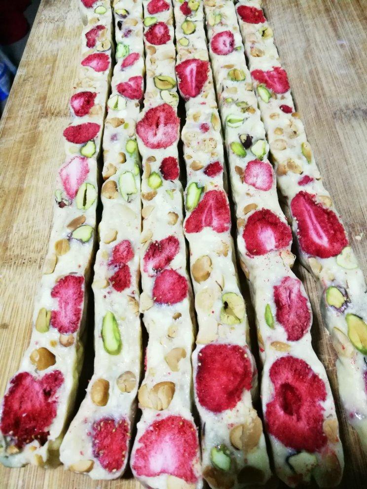 草莓牛轧糖