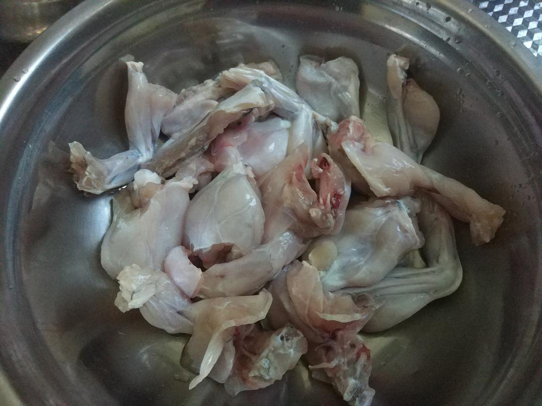 干锅牛蛙家庭版的做法