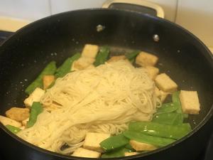 雪豆鱼豆腐炒面条的做法 步骤2