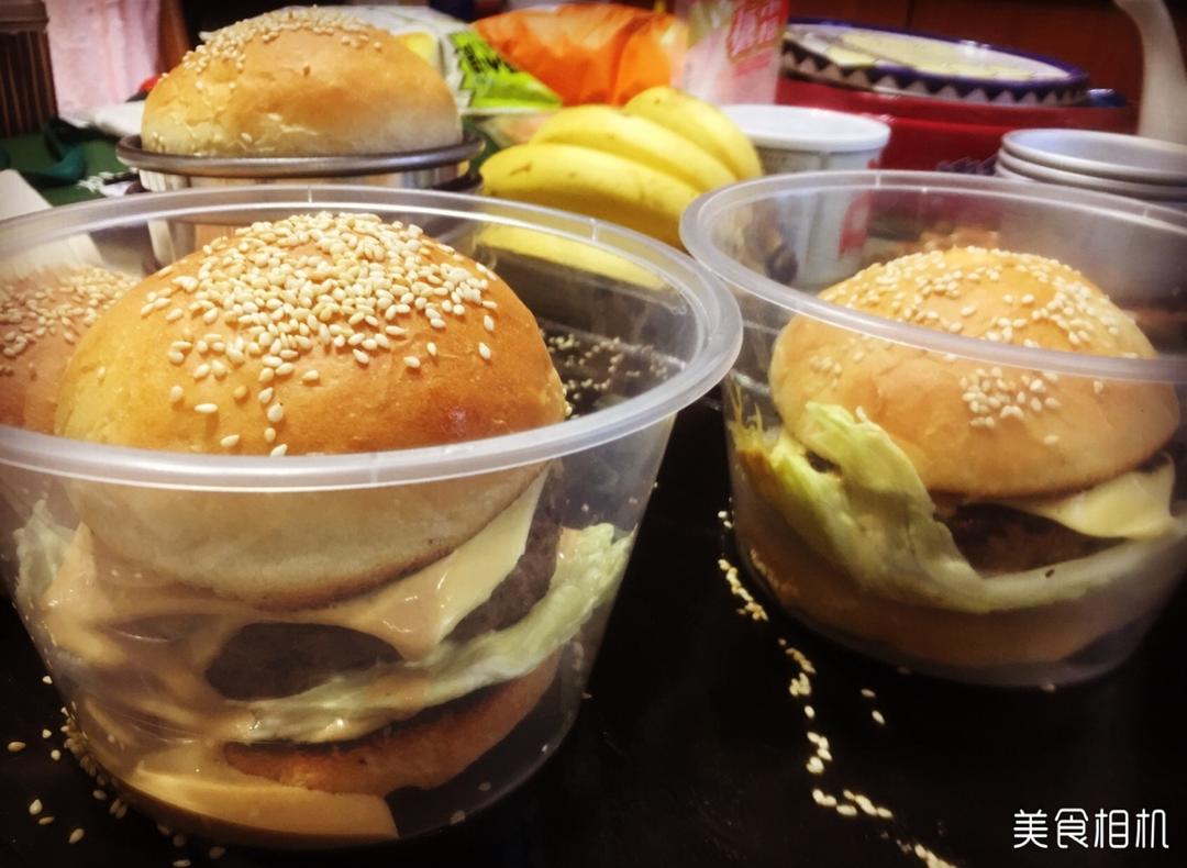 洋葱牛肉汉堡 Beef Hamburger with Fried Onions