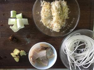 酸菜（东北）炖粉条汤很开胃😁的做法 步骤1