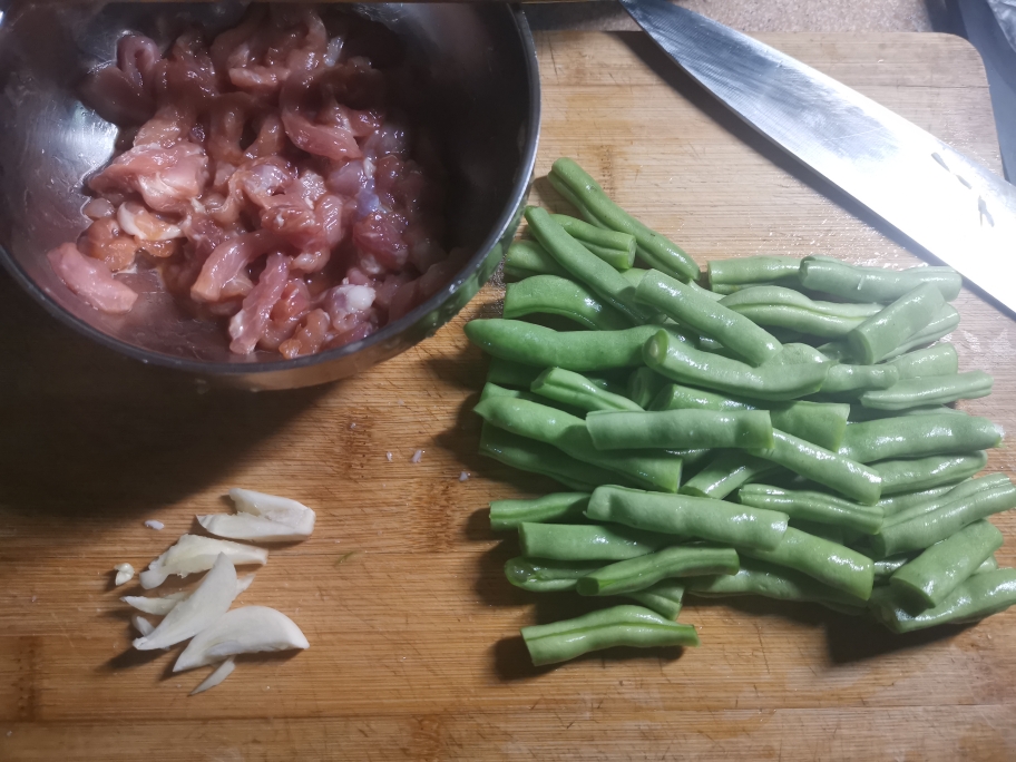 家常菜四季豆炒肉的做法 步骤1