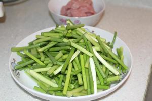 家常菜之蒜苔炒肉的做法 步骤1