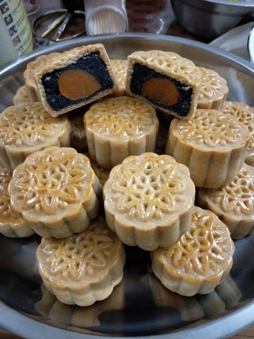 广式月饼—蛋黄芝麻月饼