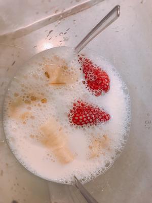 奇亚籽草莓🍓香蕉🍌奶昔的做法 步骤1
