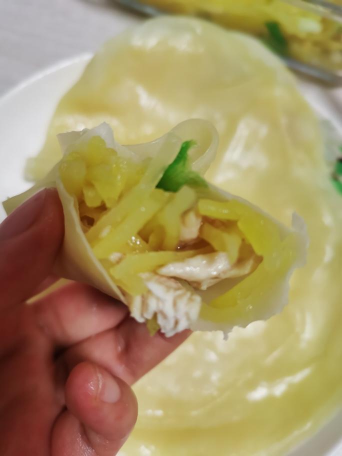 15张水饺皮做了三道菜：卷饼土豆丝~蒸饺，来看看吧