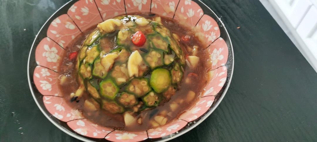 这绝对是秋葵颜值最高的做法，好看又好吃，端上桌最先光盘
