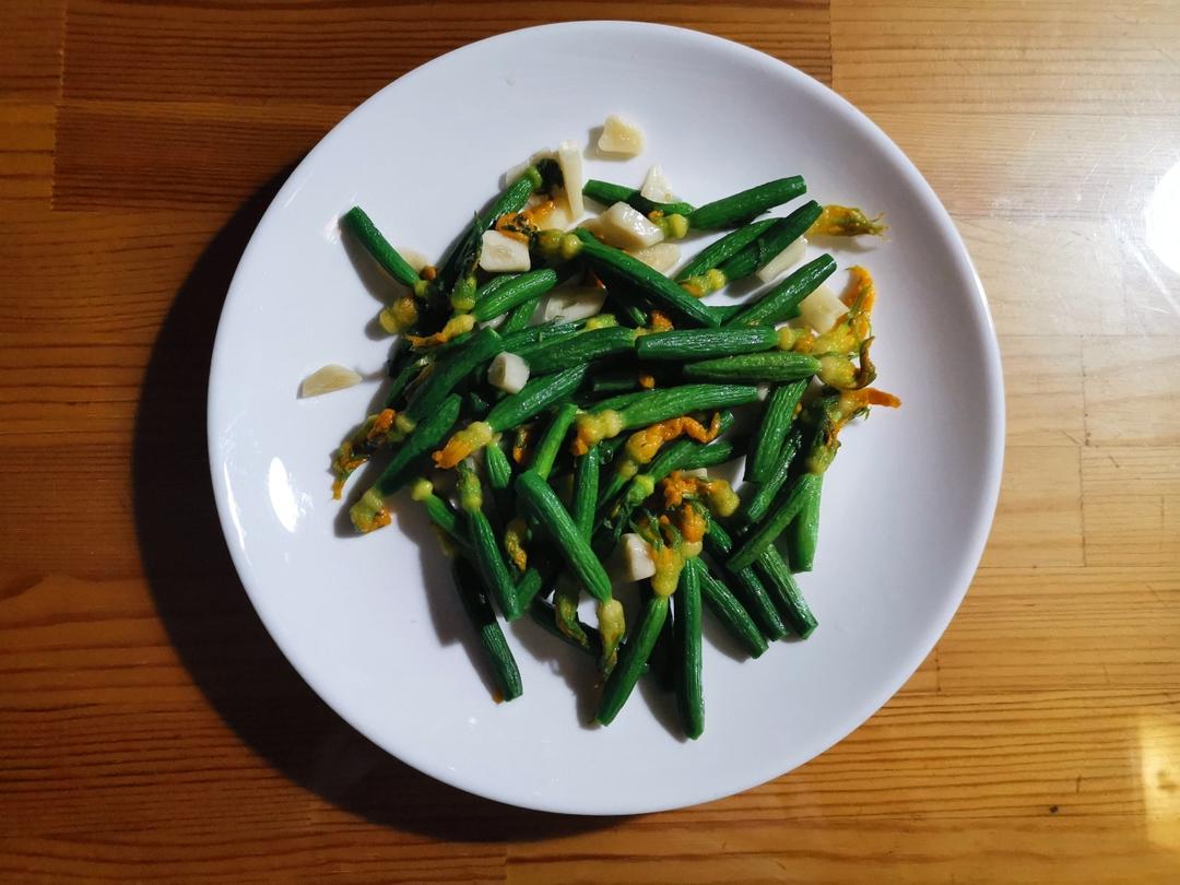 清炒顶花黄瓜仔