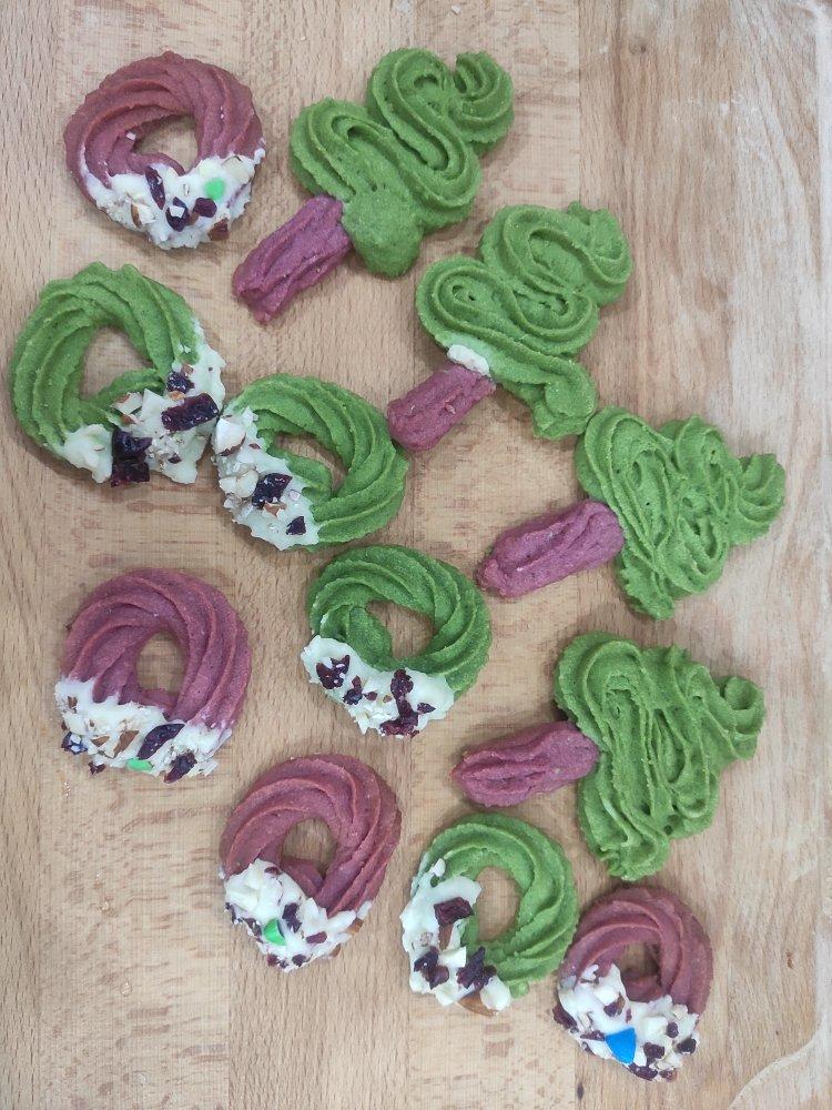 满满圣诞feel，双色圣诞花环曲奇。抹茶/红丝绒