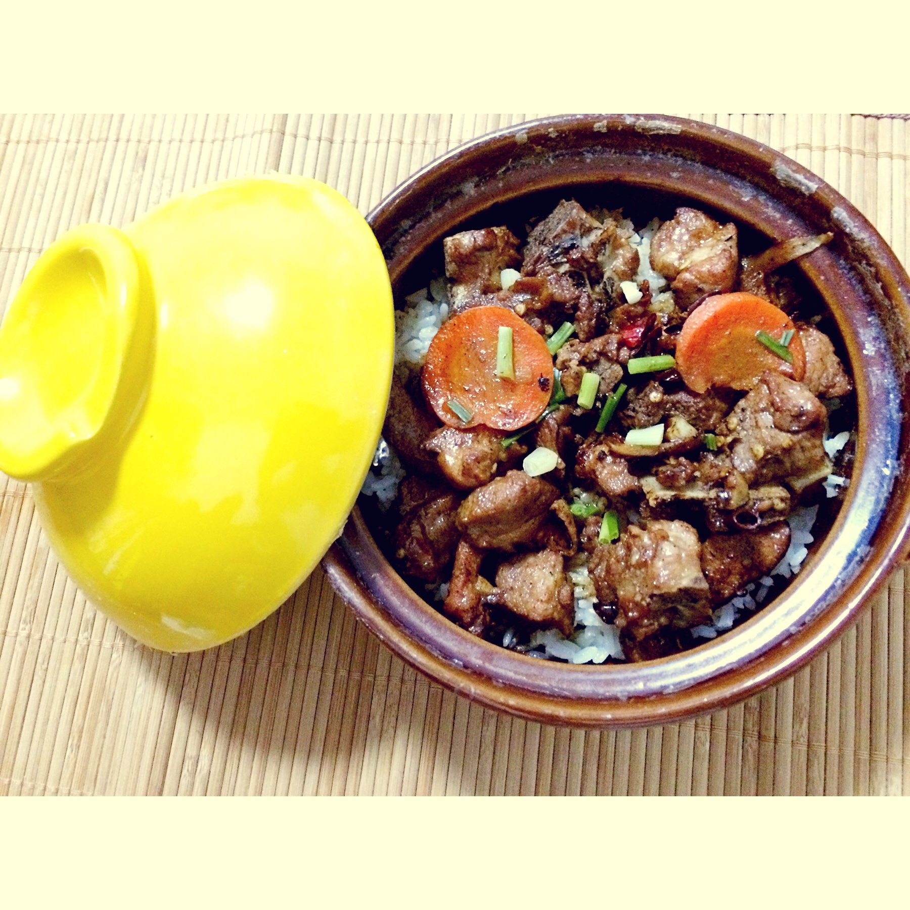 香辣排骨煲仔饭