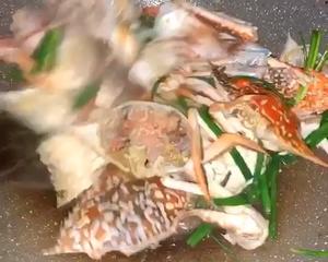 海鲜餐之姜葱炒花蟹的做法 步骤3