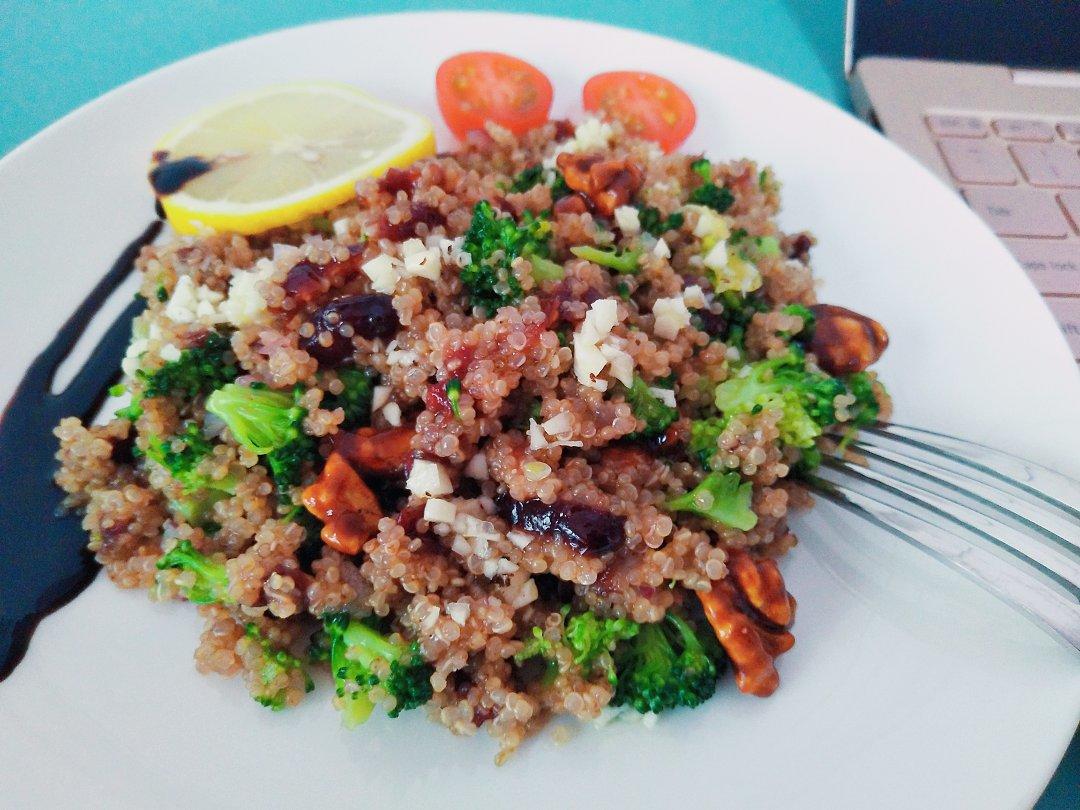 蔓越莓坚果风味藜麦沙拉Cranberry Quinoa Salad with Candied Walnuts