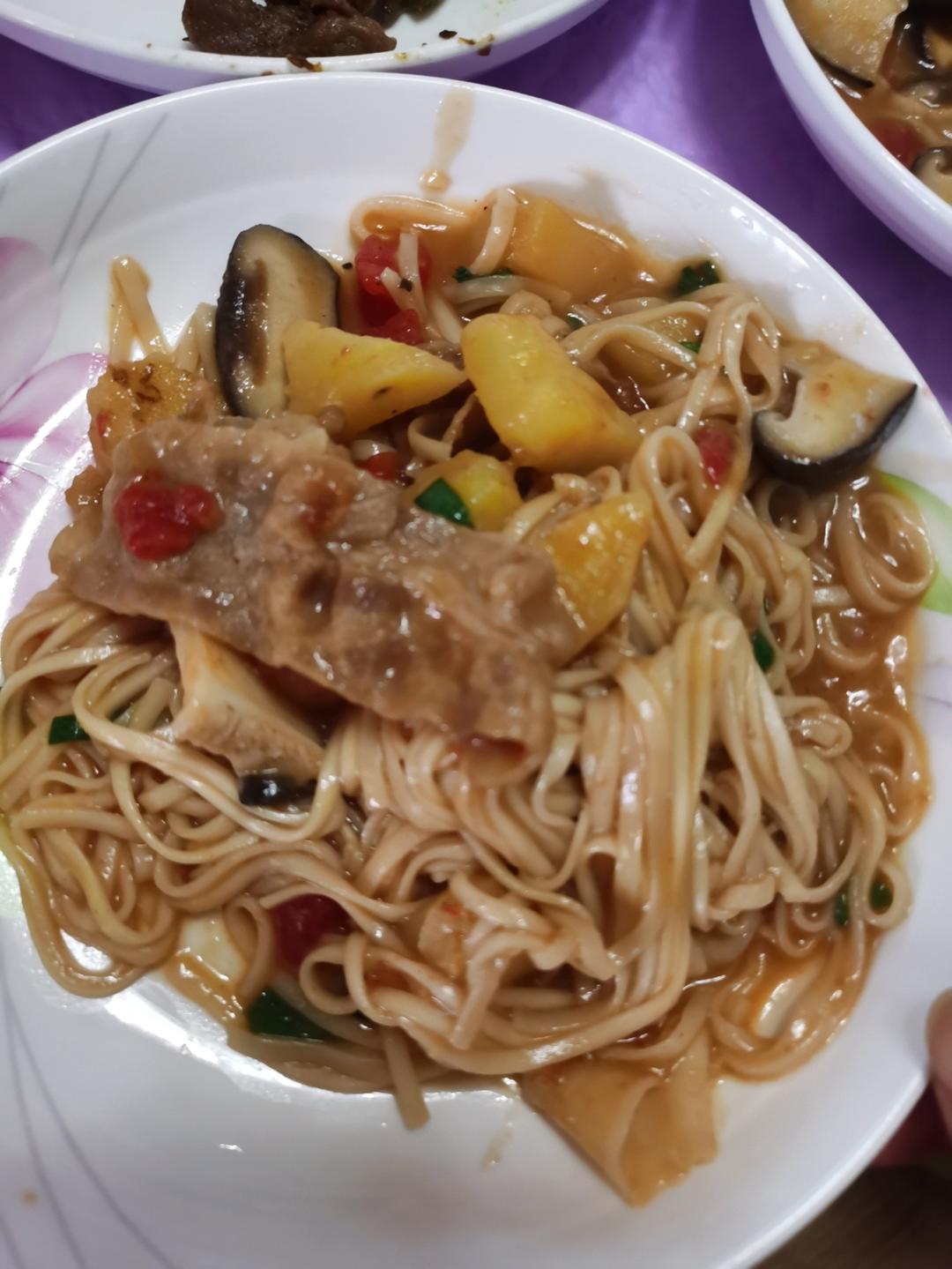 好吃到舔碗底番茄土豆肥牛焖面❗️十分钟快手