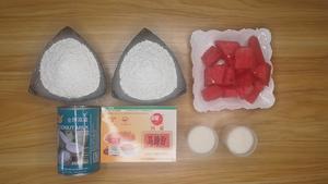 西瓜椰汁千层马蹄糕，广东人的最爱，配方比例详细介绍。新手也能一次成功的做法 步骤1