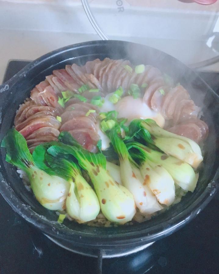 《广式腊肠砂锅煲仔饭》