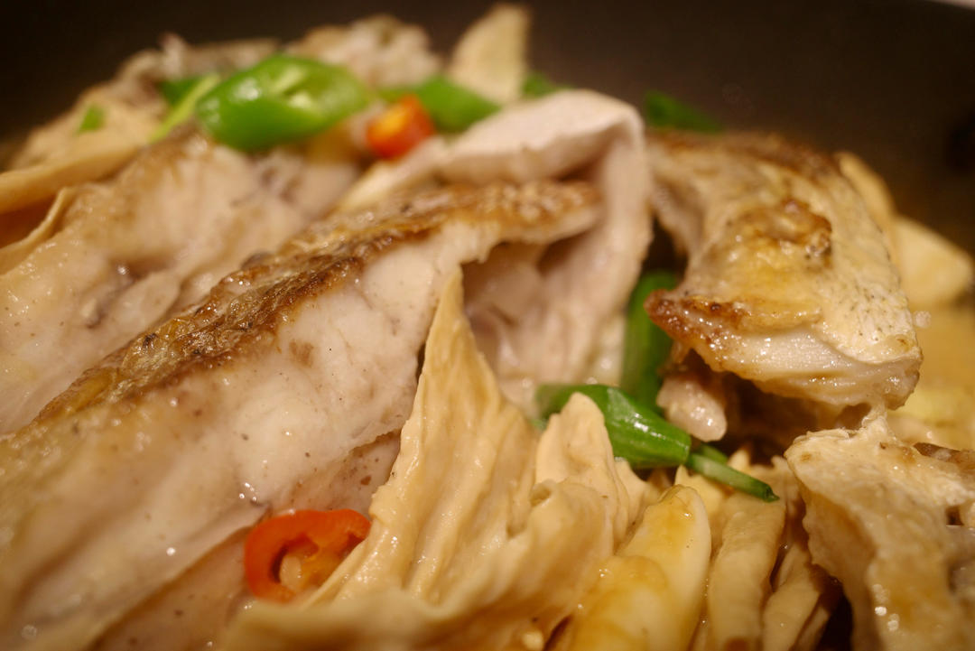 腐乳腐竹焖鱼的做法