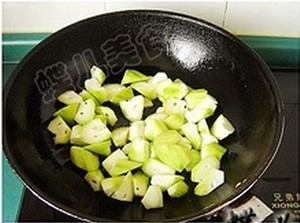 青红椒木耳蚝油炒丝瓜的做法 步骤5