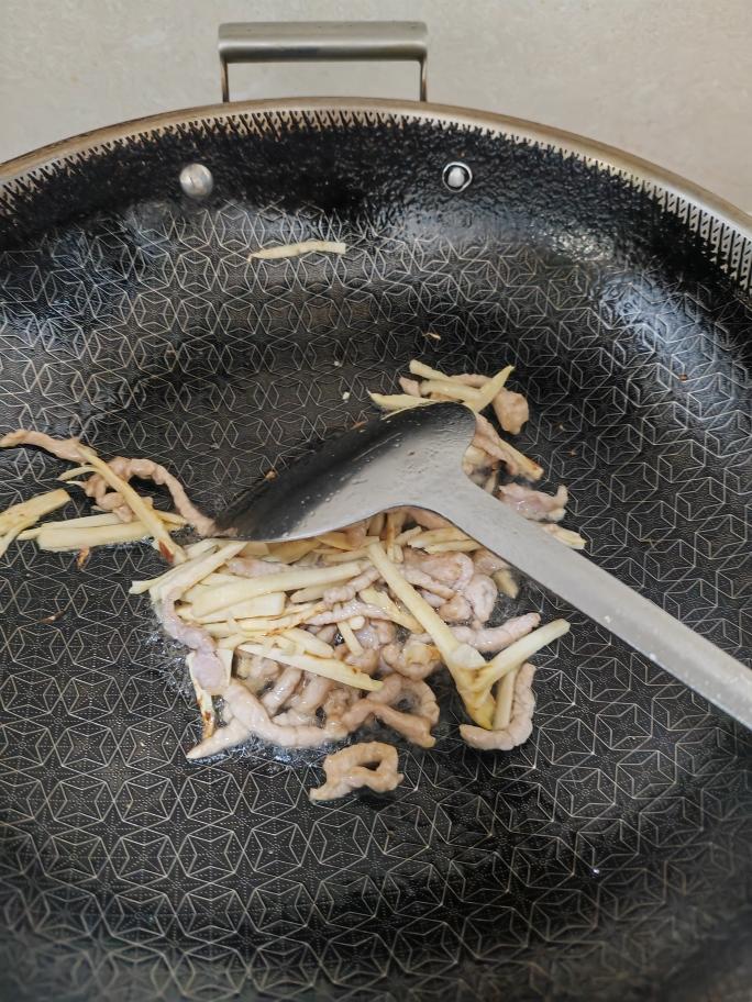 芹菜冬笋炒肉丝的做法 步骤6