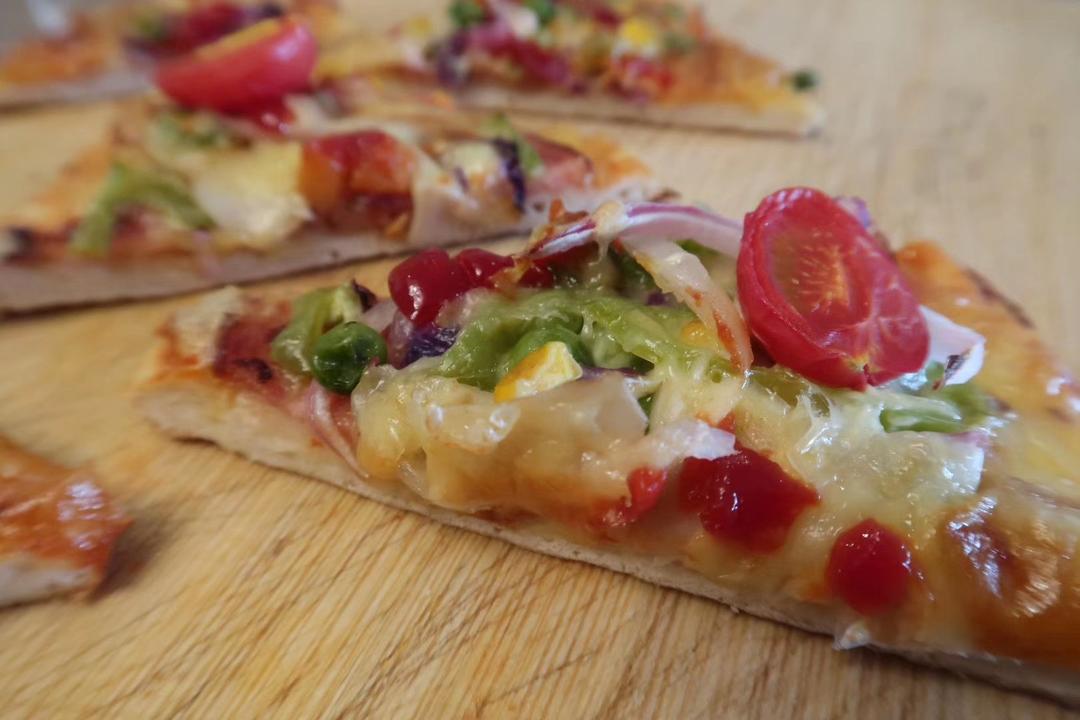 薄饼脆皮火腿pizza
