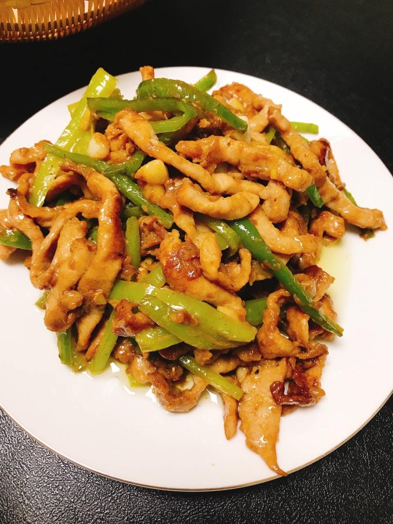 经典的家常菜，青椒炒肉丝，简单的食材也能做出如此美味