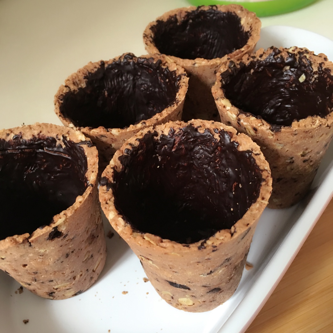 【视频食谱】巧克力燕麦曲奇杯