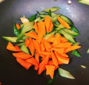 好吃的黄瓜胡萝卜蚝油炒虾仁的做法 步骤10