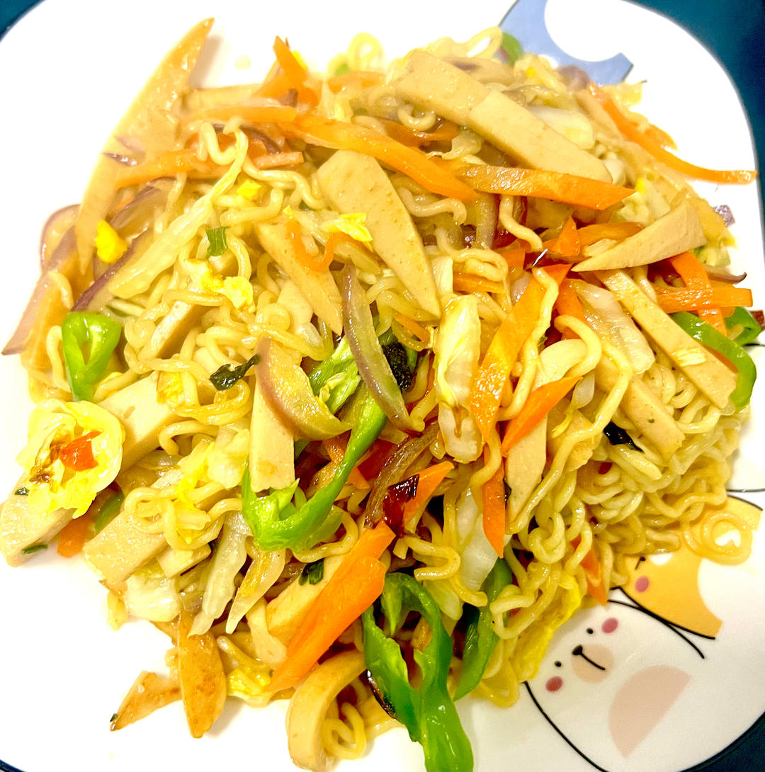 超级好吃的夜宵～
不加鸡蛋的炒方便面