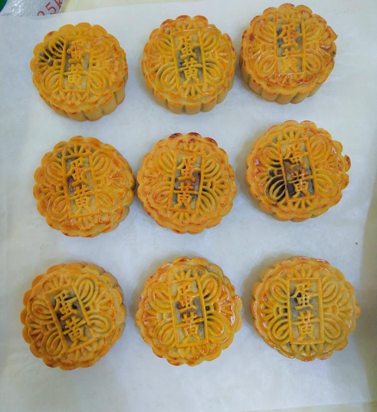 广式豆沙蛋黄月饼（新手一次成功）