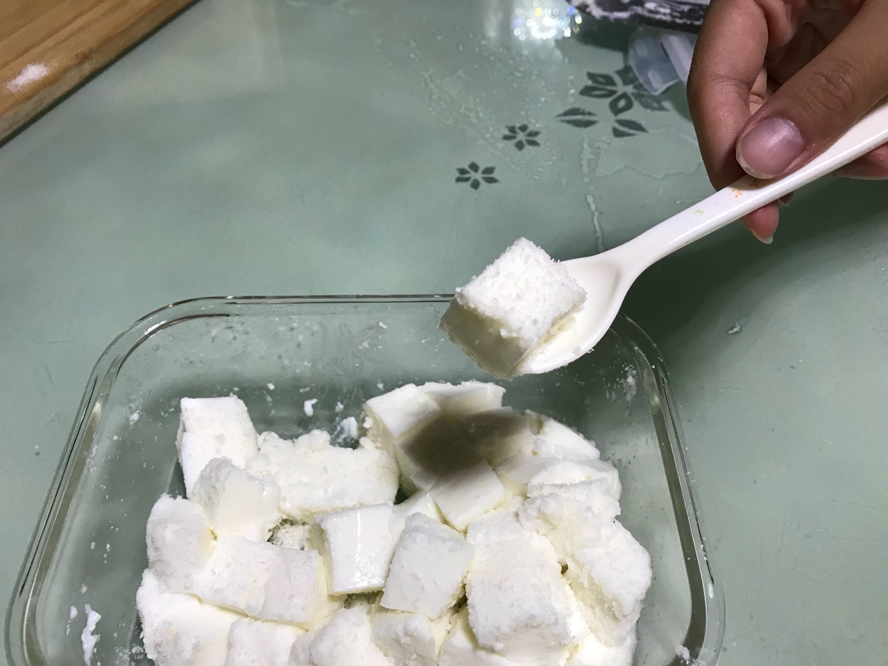 【视频】85度C 椰蓉牛奶小方～不用烤箱的夏日甜点