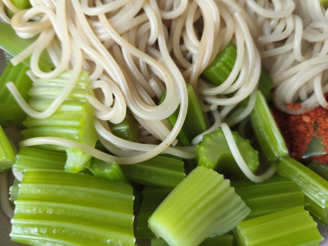 生病时唯一想吃的菜-凉拌芹菜