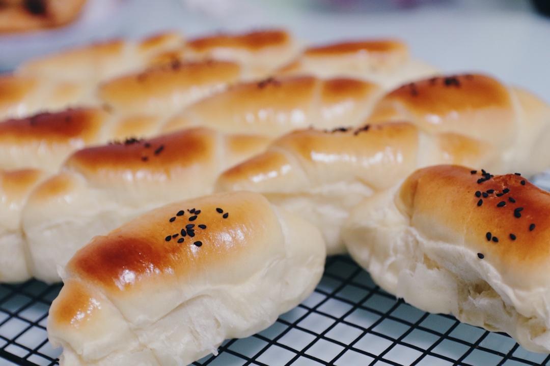 又香又软又拉丝，咬一口奶香十足！超治愈的淡奶油波兰种小餐包