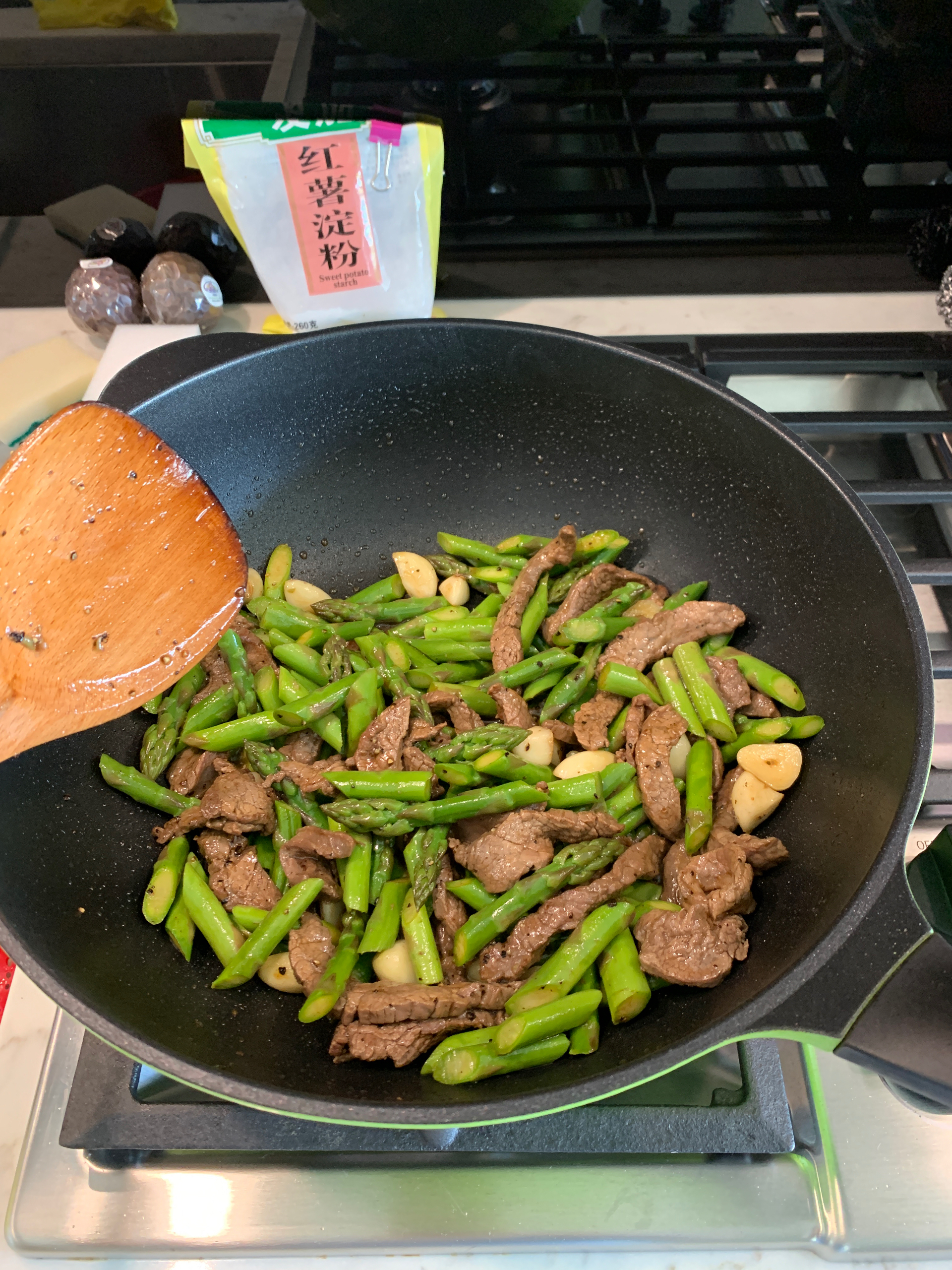 牛肉炒芦笋的做法 步骤7