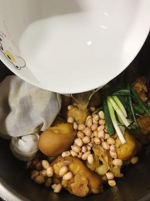 花生焖猪脚-用高压锅的做法 步骤7