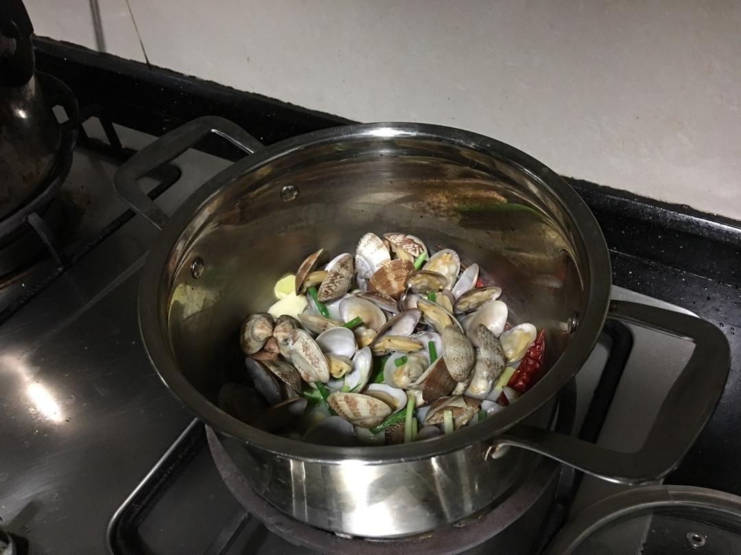 深夜食堂第十三话の 酒蒸蛤蜊