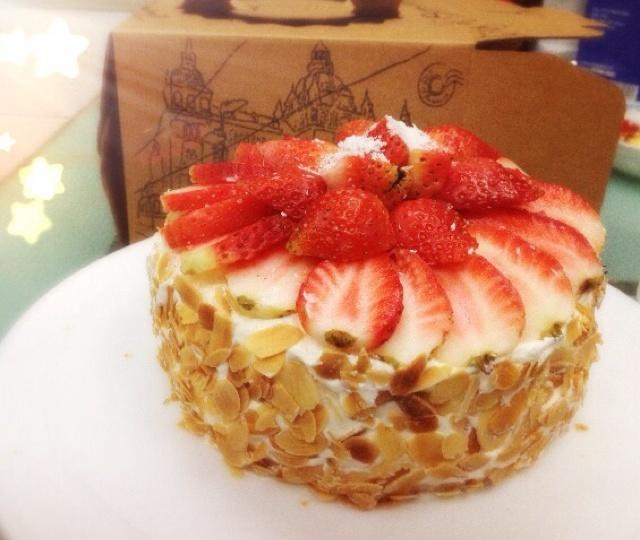 6寸草莓奶油生日蛋糕