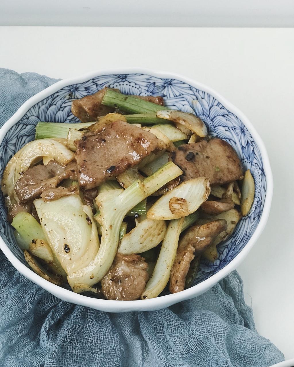 小哈妹纸做的第一茬的美味 牛肉炒球茎茴香