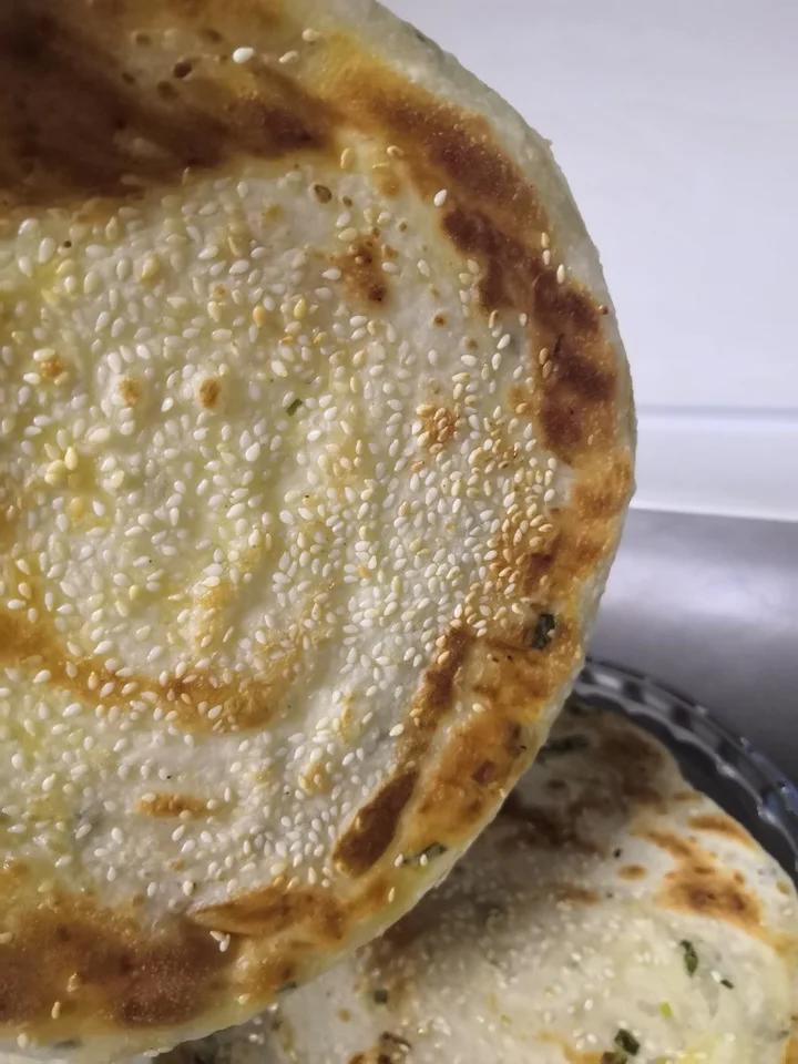 这个葱油饼香的要命！一咬就掉渣！