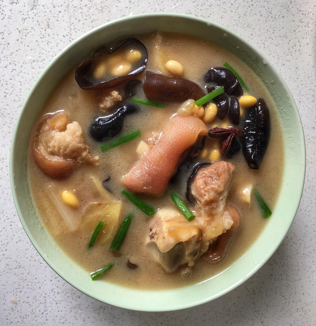 黄豆猪蹄汤