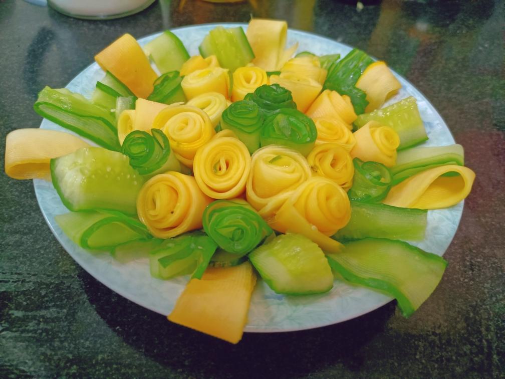 沙拉凉菜 花开富贵         母亲节时送给自己的一道菜,好看又好的,易