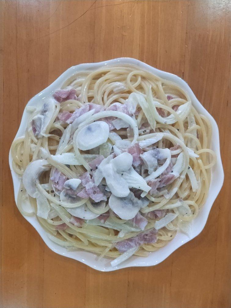 白蘑菇奶油培根意面