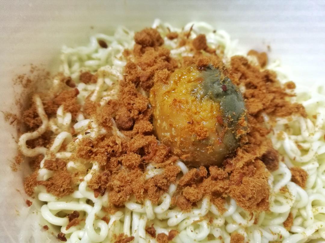咸蛋黄肉松拌面