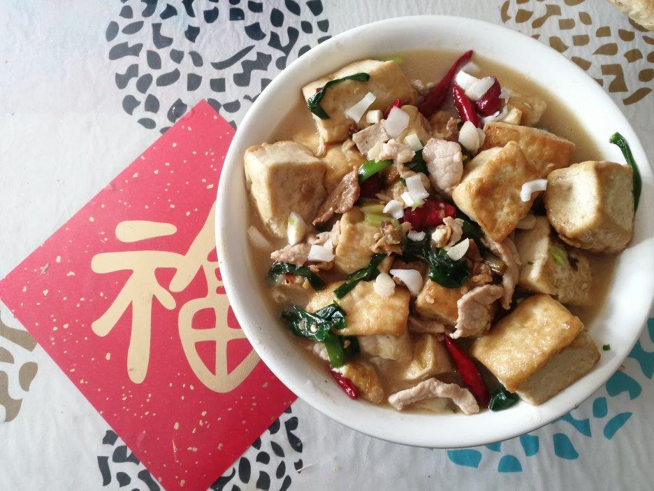 不放肉也超下饭的葱焖豆腐