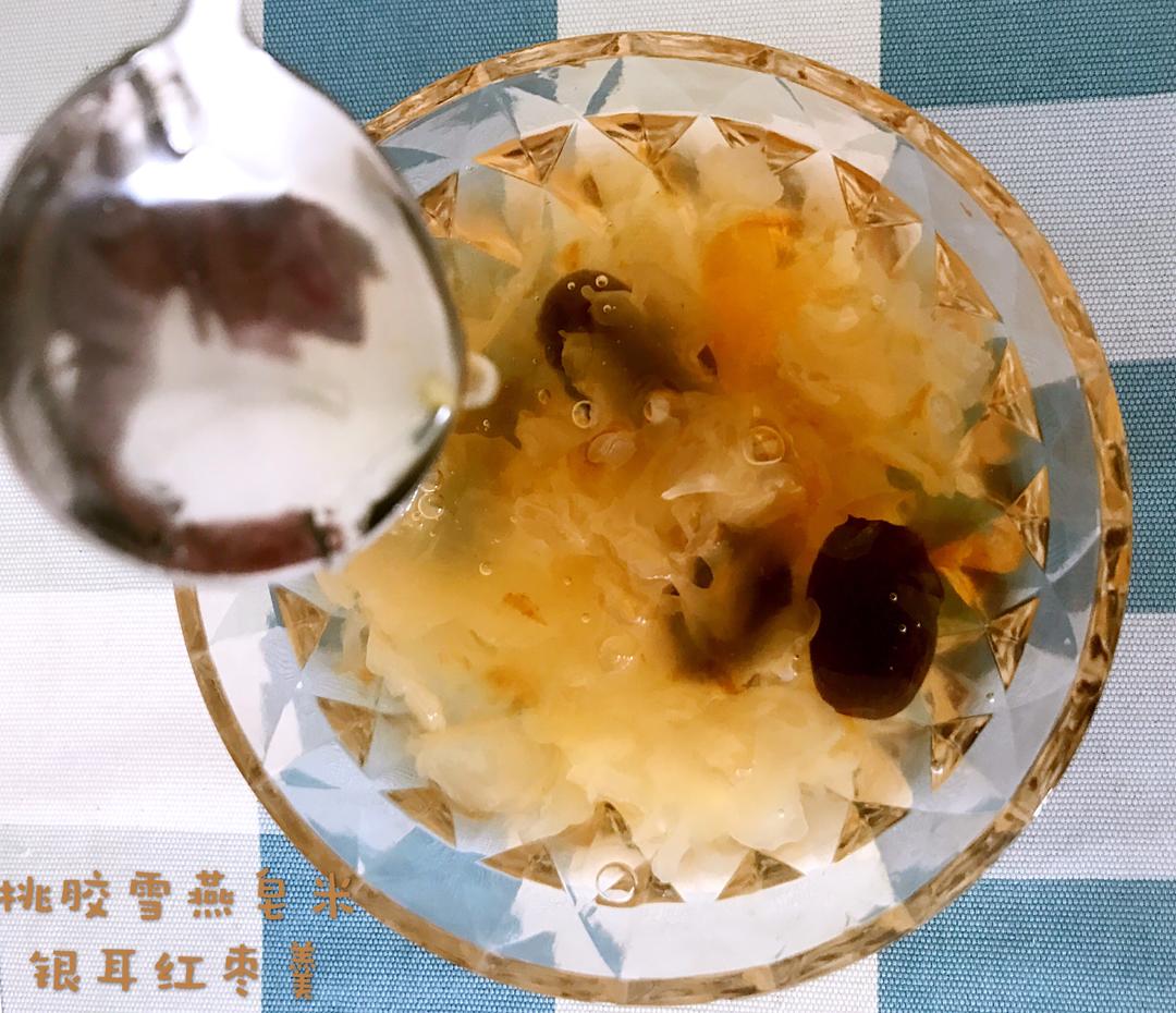 桃胶雪燕皂米银耳红枣羹的做法