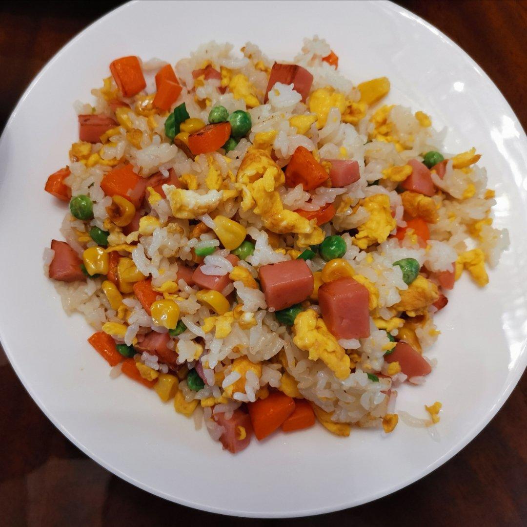 玉米胡萝卜火腿鸡蛋炒饭