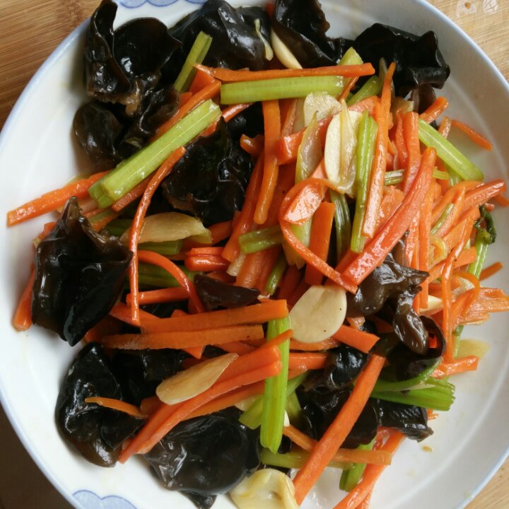 胡萝卜木耳炒芹菜